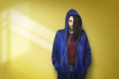 Concetto d'ascolto di rilassamento di spettacolo di media di musica della donna fotografie stock Concetto d'ascolto di rilassamento di spettacolo di media di musica della donna fotografie stock