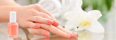 Concetto del manicure Bello woman& x27; mani di s con il manicure perfetto al salone di bellezza immagine stock libera da diritti Concetto del manicure Bello woman& x27; mani di s con il manicure perfetto al salone di bellezza immagine stock libera da diritti