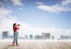 Concetto dell'infanzia felice trascurata con la ragazza che sogna del futuro fotografia stock Concetto dell'infanzia felice trascurata con la ragazza che sogna del futuro fotografia stock