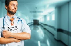 Concetto della medicina di assicurazione di cura della gente Medico maschio con anamnesi immagini stock libere da diritti Concetto della medicina di assicurazione di cura della gente Medico maschio con anamnesi immagini stock libere da diritti