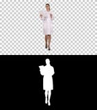 Concetto della medicina, della farmacia, della gente, di sanit? e di farmacologia - medico femminile sorridente con il pc della c fotografia stock libera da diritti Concetto della medicina, della farmacia, della gente, di sanit? e di farmacologia - medico femminile sorridente con il pc della c fotografia stock libera da diritti