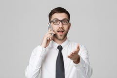 Concetto di affari - giovane uomo arrabbiato bello di affari del ritratto in vestito che parla sul telefono che esamina macchina immagini stock Concetto di affari - giovane uomo arrabbiato bello di affari del ritratto in vestito che parla sul telefono che esamina macchina immagini stock