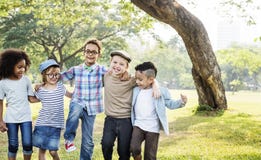 Concetto di amicizia di unità di felicità allegra di divertimento dei bambini retro fotografia stock libera da diritti Concetto di amicizia di unità di felicità allegra di divertimento dei bambini retro fotografia stock libera da diritti
