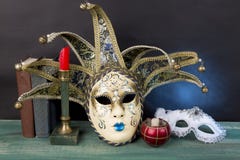 Concetto di arte Maschere veneziane di carnevale con i libri d'annata e il cand immagini stock Concetto di arte Maschere veneziane di carnevale con i libri d'annata e il cand immagini stock