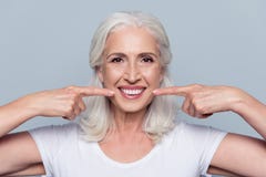Concetto di avere forti denti bianchi diritti sani alla vecchiaia immagini stock Concetto di avere forti denti bianchi diritti sani alla vecchiaia immagini stock