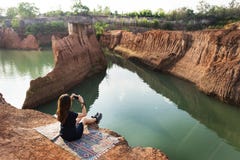 Concetto di avventura di viaggiatore con zaino e sacco a pelo di viaggio della donna fotografia stock libera da diritti Concetto di avventura di viaggiatore con zaino e sacco a pelo di viaggio della donna fotografia stock libera da diritti