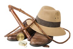 Concetto di avventura e di viaggio Scarpe marroni d'annata con il cappello, il bullwhip e la bussola della fedora isolati Fotografie Stock Libere da Diritti Concetto di avventura e di viaggio Scarpe marroni d'annata con il cappello, il bullwhip e la bussola della fedora isolati Fotografie Stock Libere da Diritti