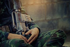Concetto di caccia, di guerra, dell'esercito e della gente - giovane soldato, guardia forestale o immagine stock Concetto di caccia, di guerra, dell'esercito e della gente - giovane soldato, guardia forestale o immagine stock