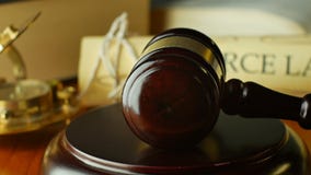 Concetto di controversia della giustizia di legge della corte di divorzio con il martelletto ed il martello Concetto di controversia della giustizia di legge della corte di divorzio con il martelletto ed il martello