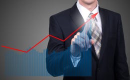 Concetto di crescita e di sviluppo Crescita di piano dell'uomo d'affari ed aumento degli indicatori positivi in suoi affare e fin Concetto di crescita e di sviluppo Crescita di piano dell'uomo d'affari ed aumento degli indicatori positivi in suoi affare e fin
