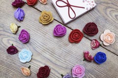 Concetto di giorno degli amanti Il contenitore di regalo con il gruppo di cuore ha modellato le rose sulla tavola di legno Vista fotografia stock Concetto di giorno degli amanti Il contenitore di regalo con il gruppo di cuore ha modellato le rose sulla tavola di legno Vista fotografia stock