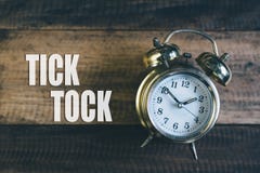 Concetto di giorno del tock del segno di spunta Sveglia dorata immagine stock Concetto di giorno del tock del segno di spunta Sveglia dorata immagine stock