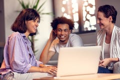 Concetto di lavoro di squadra Giovani colleghe creativi che lavorano con il nuovo progetto startup in ufficio moderno Il gruppo d fotografia stock libera da diritti Concetto di lavoro di squadra Giovani colleghe creativi che lavorano con il nuovo progetto startup in ufficio moderno Il gruppo d fotografia stock libera da diritti
