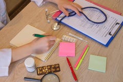 Concetto di medico Medico che lavora con la carta nella stanza dell'ufficio dell'ospedale fotografia stock Concetto di medico Medico che lavora con la carta nella stanza dell'ufficio dell'ospedale fotografia stock