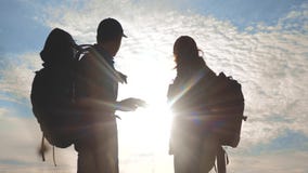 Concetto di navigazione di turismo di lavoro di squadra Le viandanti felici della famiglia profilano in natura che guarda in un p stock footage Concetto di navigazione di turismo di lavoro di squadra Le viandanti felici della famiglia profilano in natura che guarda in un p stock footage