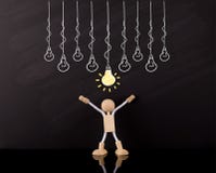 Concetto di pensiero critico di abilità, figura di legno armi del bastone su, grande schizzo della lampadina della luce gialla, s fotografia stock Concetto di pensiero critico di abilità, figura di legno armi del bastone su, grande schizzo della lampadina della luce gialla, s fotografia stock