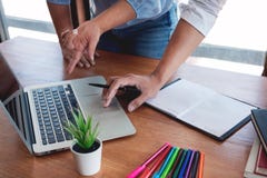 Concetto di riunione di societ? di lavoro di squadra, soci commerciali che lavorano con il computer portatile che analizza insiem immagini stock Concetto di riunione di societ? di lavoro di squadra, soci commerciali che lavorano con il computer portatile che analizza insiem immagini stock