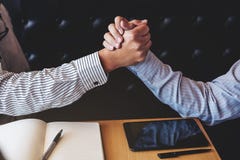 Concetto di saluto e di riunione, stretta di mano sicura a di affari due immagine stock libera da diritti Concetto di saluto e di riunione, stretta di mano sicura a di affari due immagine stock libera da diritti