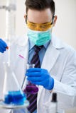 Concetto di scienza, di chimica, di biologia, della medicina e della gente Immagini Stock Libere da Diritti Concetto di scienza, di chimica, di biologia, della medicina e della gente Immagini Stock Libere da Diritti