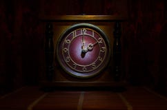 Concetto di tempo - fronte di orologio di legno d'annata con struttura di lerciume al fondo marrone rossiccio rosso scuro della t fotografia stock Concetto di tempo - fronte di orologio di legno d'annata con struttura di lerciume al fondo marrone rossiccio rosso scuro della t fotografia stock