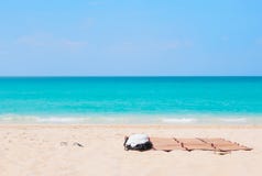 Concetto di vacanze estive Accessori della spiaggia sulla spiaggia tropicale della sabbia fotografia stock Concetto di vacanze estive Accessori della spiaggia sulla spiaggia tropicale della sabbia fotografia stock