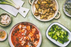 Concetto equilibrato sano di cibo La pentola con il pollo collega in salsa di pomodori, si inverdisce i broccoli cucinati e le pa Fotografia Stock Libera da Diritti Concetto equilibrato sano di cibo La pentola con il pollo collega in salsa di pomodori, si inverdisce i broccoli cucinati e le pa Fotografia Stock Libera da Diritti