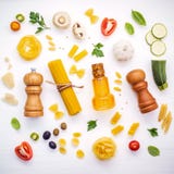 Concetto italiano dell'alimento Vario genere di pasta con lo swe degli ingredienti fotografie stock libere da diritti Concetto italiano dell'alimento Vario genere di pasta con lo swe degli ingredienti fotografie stock libere da diritti