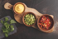 Concetto messicano dell'alimento Varie salse ai nacho o ai taci nel woode fotografie stock libere da diritti Concetto messicano dell'alimento Varie salse ai nacho o ai taci nel woode fotografie stock libere da diritti