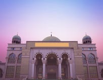 Concetto religioso di giorno del mondo: Bella moschea immagine stock libera da diritti Concetto religioso di giorno del mondo: Bella moschea immagine stock libera da diritti