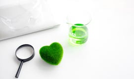 Concetto verde del cuore Attrezzature dei researchs di sanità Hea verde fotografia stock libera da diritti Concetto verde del cuore Attrezzature dei researchs di sanità Hea verde fotografia stock libera da diritti