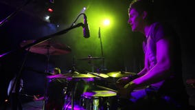 Concierte a la banda de rock que se realiza en etapa con el ejecutante del cantante, guitarra, batería Punky, metal pesado o roca almacen de metraje de vídeo Concierte a la banda de rock que se realiza en etapa con el ejecutante del cantante, guitarra, batería Punky, metal pesado o roca almacen de metraje de vídeo