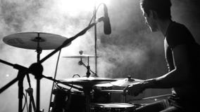 Concierte a la banda de rock que se realiza en etapa con el ejecutante del cantante, guitarra, batería Punky, metal pesado o roca almacen de metraje de vídeo Concierte a la banda de rock que se realiza en etapa con el ejecutante del cantante, guitarra, batería Punky, metal pesado o roca almacen de metraje de vídeo