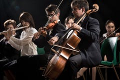 Concierto de la música clásica: orquesta sinfónica en etapa imagenes de archivo Concierto de la música clásica: orquesta sinfónica en etapa imagenes de archivo