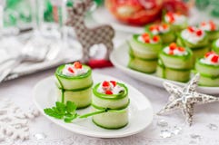 Concombre Rolls bourrée du feta, des herbes, du poivron et du noir Oliv Photographie stock Concombre Rolls bourrée du feta, des herbes, du poivron et du noir Oliv Photographie stock