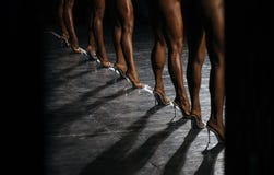 Concours minces arrières de bodybuilding de bikini de forme physique de femmes de jambes image stock Concours minces arrières de bodybuilding de bikini de forme physique de femmes de jambes image stock