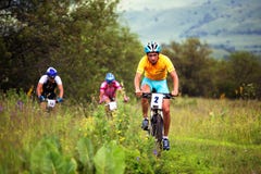 Concurrence de vélo de montagne d'été image stock Concurrence de vélo de montagne d'été image stock