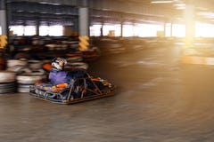 Concurrence karting dynamique ? la vitesse avec le mouvement trouble sur une piste ?quip?e images libres de droits Concurrence karting dynamique ? la vitesse avec le mouvement trouble sur une piste ?quip?e images libres de droits