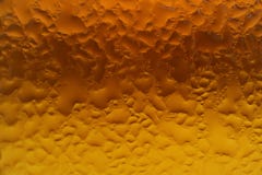 Condensation sur la bouteille en verre de gradation de couleur d'ambre et d'or pour le fond de texture images libres de droits Condensation sur la bouteille en verre de gradation de couleur d'ambre et d'or pour le fond de texture images libres de droits