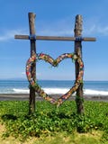 Condolencia de madera en forma de corazón para casarse, en la playa de la isla de Bali, Indonesia fotografía de archivo libre de regalías Condolencia de madera en forma de corazón para casarse, en la playa de la isla de Bali, Indonesia fotografía de archivo libre de regalías