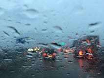 Conducción en la circulación densa debido a la reparación de la lluvia y del camino fotografía de archivo Conducción en la circulación densa debido a la reparación de la lluvia y del camino fotografía de archivo