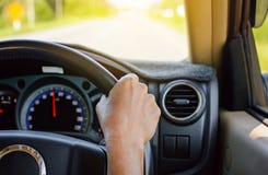 Conducción en viajes por carretera y tráfico para la seguridad imágenes de archivo libres de regalías Conducción en viajes por carretera y tráfico para la seguridad imágenes de archivo libres de regalías