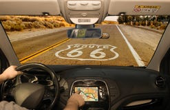 Conduisant utilisant GPS sur Route 66 historique, la Californie, Etats-Unis image libre de droits Conduisant utilisant GPS sur Route 66 historique, la Californie, Etats-Unis image libre de droits