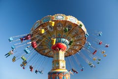Conduites d'oscillation au parc d'attractions Image stock Conduites d'oscillation au parc d'attractions Image stock