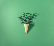Cone do waffle com flâmulas em um fundo verde imagem de stock royalty free Cone do waffle com flâmulas em um fundo verde imagem de stock royalty free