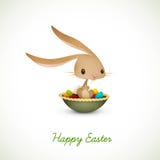 Conejito de pascua que se sienta en tazón de fuente por completo de huevos coloreados stock de ilustración Conejito de pascua que se sienta en tazón de fuente por completo de huevos coloreados stock de ilustración