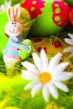 Conejito de pascua y huevos pintados Conejito de pascua y huevos pintados