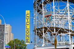 Coney Island, NY: A montanha russa do ciclone curvou trilhas, com sinal amarelo imagens de stock royalty free Coney Island, NY: A montanha russa do ciclone curvou trilhas, com sinal amarelo imagens de stock royalty free