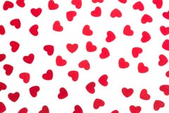 Confetes vermelhos dos corações do teste padrão decorativo do dia do ` s do Valentim isolados no fundo branco Imagens de Stock Confetes vermelhos dos corações do teste padrão decorativo do dia do ` s do Valentim isolados no fundo branco Imagens de Stock