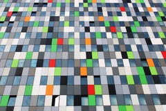 Confeti de la casa, el edificio más colorido en el uithof con muchas diversas cajas coloreadas fotos de archivo Confeti de la casa, el edificio más colorido en el uithof con muchas diversas cajas coloreadas fotos de archivo