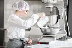 Confettiere che lavora alla fabbricazione del forno immagine stock libera da diritti Confettiere che lavora alla fabbricazione del forno immagine stock libera da diritti